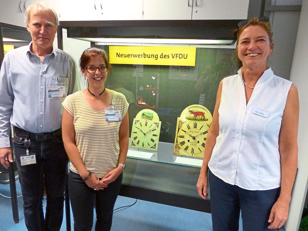 Auch der VFDU ist auf der Uhrenbörse vertreten. Mit dabei sind die Museums-Mitarbeiter Eduard  Saluz, Isabelle Zink und Eva Renz, die Neuerwerbungen präsentieren.