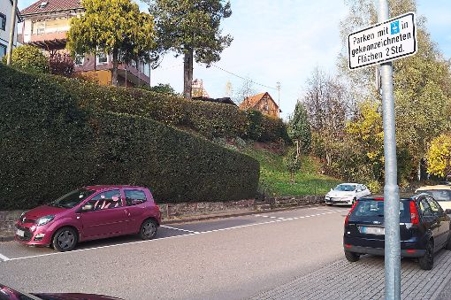 In der Talstraße in Schömberg hat die Gemeindeverwaltung inzwischen Zonen zum Parken eingerichtet. Foto: Krokauer Foto: Schwarzwälder-Bote