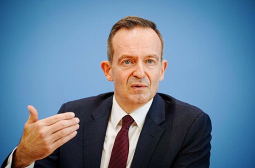 Bundesverkehrsminister Volker Wissing (FDP) warnt davor, dass durch Euro 7 „unzählige“ Arbeitsplätze verloren gehen. Foto: dpa/Kay Nietfeld