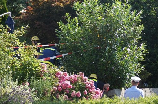 Einsatzkräfte der Polizei und des Technischen Hilfswerkes sichern am Samstag in Holzgerlingen den Tatort. Foto: dpa