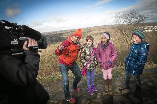 Besuch bei SWR-Wettermoderator Michael Kögel (links) in Stuttgart auf dem Birkenkopf. Paul (rechts), Josephine und Julia wollen wissen, wie man das Wetter voraussagen kann. Foto: Zweygarth