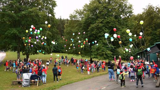 Statt in der Pauluskirche einen Abschlussgottesdienst zu feiern, haben die Kinder auf dem Waldheim Tailfingen Luftballons steigen lassen.Foto: Eyrich Foto: Schwarzwälder Bote