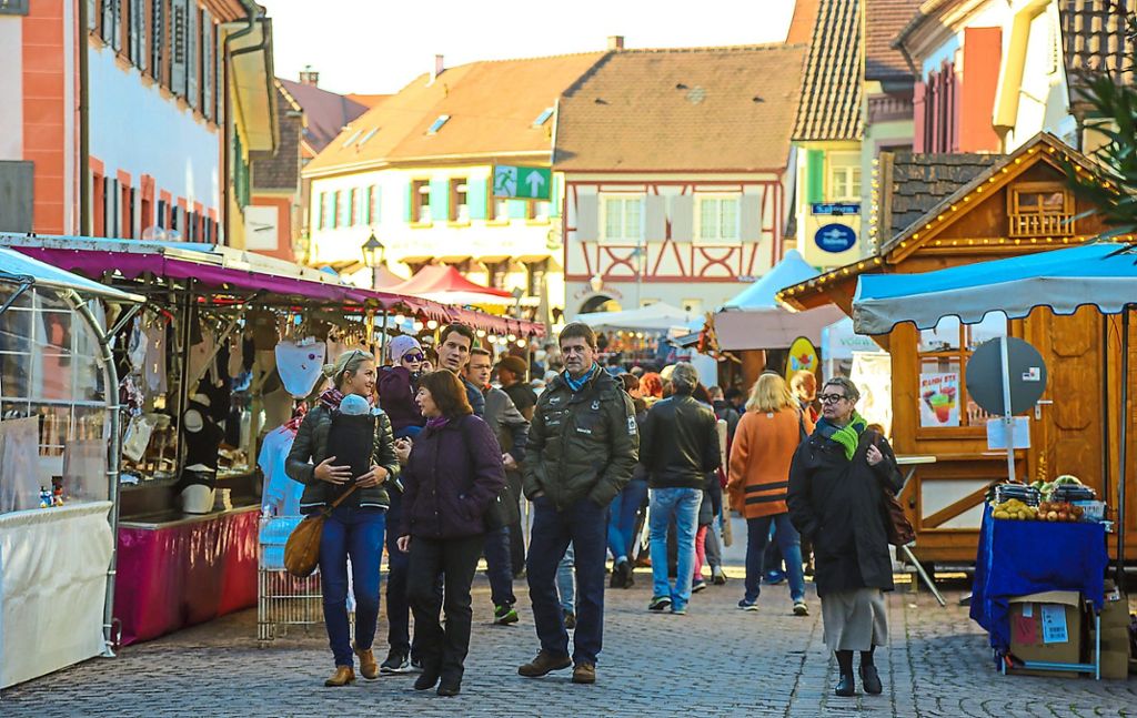 Das sonnige Wetter und das große Angebot der  rund 200 Beschicker lockte am Wochenende viele Besucher zum Ettenheimer Martinimarkt. Foto: Decoux-Kone