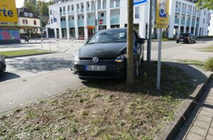 In der Rottweiler Nägelesgrabenstraße krachte ein Auto gegen einem Baum. Foto: Nowotny