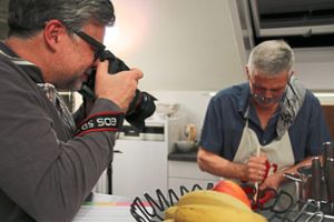 Norman Ill setzt den Spätzlestester gekonnt in Szene. Der Fotograf hat für das Magazin Waldrausch den Stubenkult abgelichtet. Foto: Thiercy