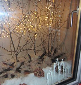 Das Adventsfenster ist passend zur Thematik Licht hell erleuchtet. Fotos: Fehrenbach Foto: Schwarzwälder-Bote