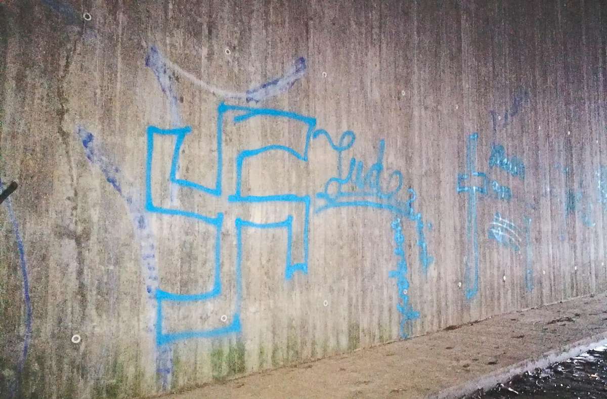 Diese blauen Graffitis in der Autobahnunterführung im Mühlbachtal kommen alles andere als gut an. Foto: Reimer
