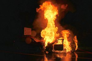 Lichterloh brannte ein Kleinwagen  nach einem Unfall auf der B 294. Foto: Feuerwehr