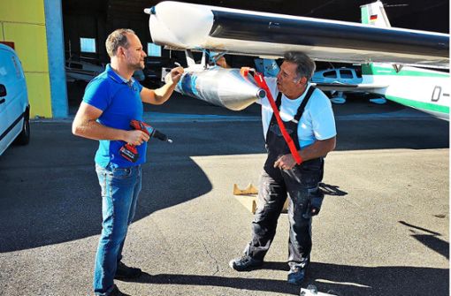 Die Piloten Markus Duwe (links) und Holger Miconi haben den Hagelflieger winterfest gemacht, jetzt wird er für die neue Saison startklar gemacht. Foto: Schimkat