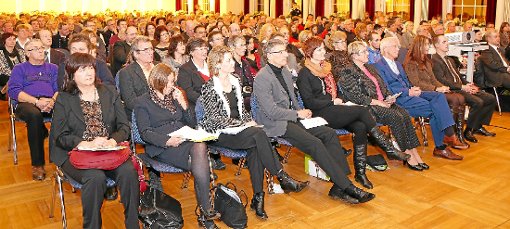 Der voll besetzte Kursaal  in Schömberg mit den Ehrengästen. Foto: Schwarzwälder-Bote