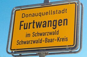 Seit Februar sind in Furtwangen die Ortsschilder mit dem Donauquellstadt-Schriftzug versehen. Foto: Guy Simon
