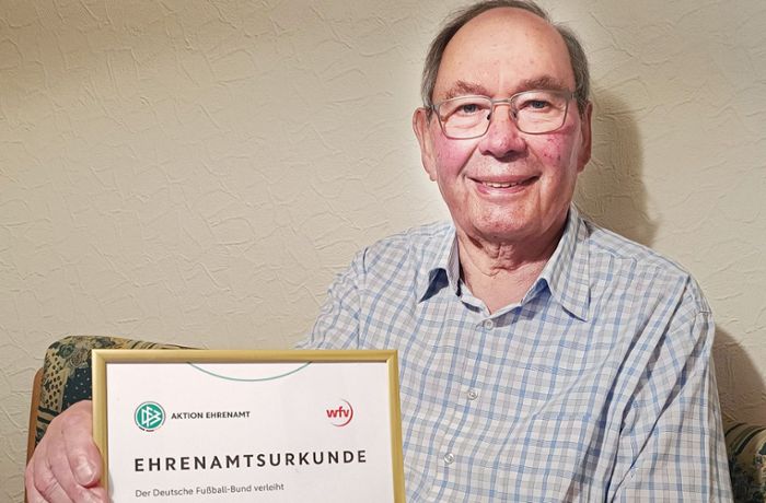 Hohe Auszeichnung für Helmut Sauter: Deutscher Fußballbund würdigt Ebinger „Rasenpapst“