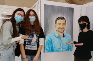 Kreisel-Kunstschüler besuchen in Stuttgart ihre Werke. Hier wurde der FDP-Landtagsabgeordnete Daniel Karrais porträtiert. Foto: Boos