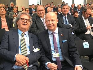 Beide Wahlleute von der FDP nominiert:  Michael Theurer (rechts)  saß gestern bei der Bundesversammlung in Berlin  neben Helmut Markwort.     Foto: Privat Foto: Schwarzwälder-Bote