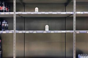 Wer derzeit einkaufen geht, stößt immer häufiger auf leere Supermarktregale. Foto: imago//S. Ziese