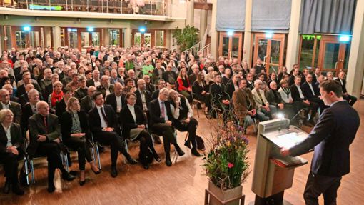 Zahlreiche Besucher sind in die Hohenzollernhalle zum Bürgerneujahrsempfang gekommen, wo auch Kreisarchivar Uwe Folwarczny Episoden aus der Geschichte des Landkreises vorgestellt hat. Foto: Kauffmann