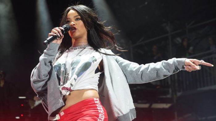 Rihanna singt, Gavin Schilling verliert
