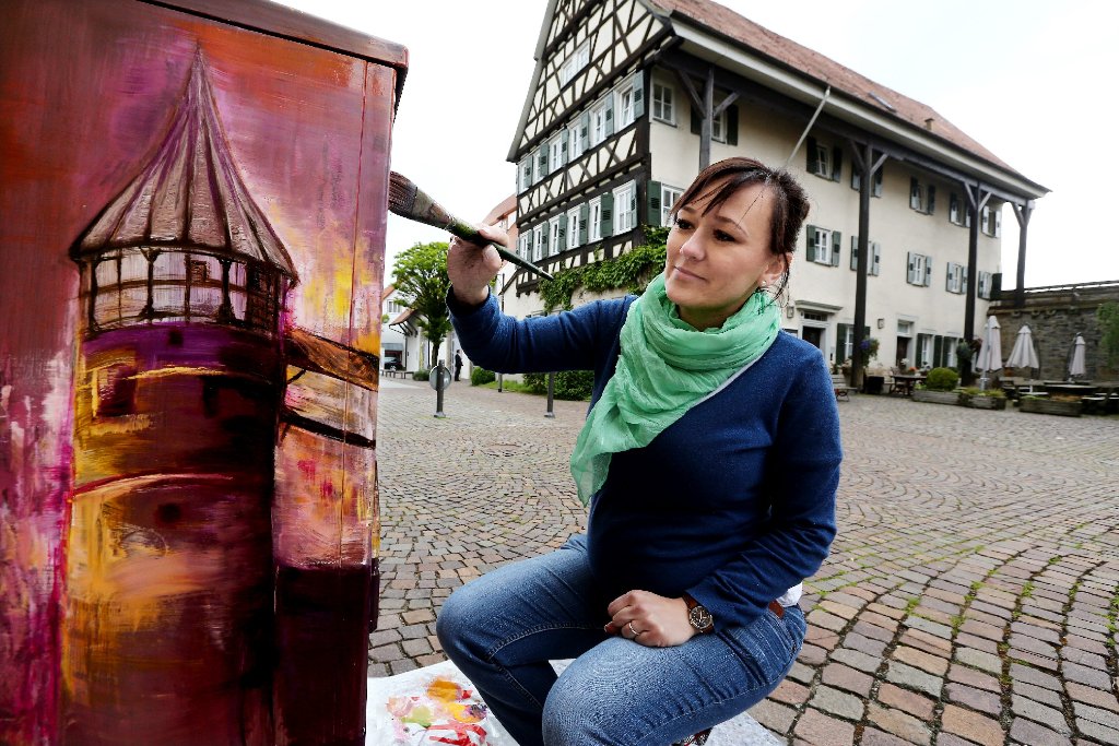 Bei der Arbeit: Hanna Kiepas malt das Zollernschloss auf einen Stromkasten. Die 29-Jährige ist eine von vielen Kreativen, die sich an dem Projekt Freundliches Balingen beteiligen.                                                                                                       Fotos: Maier