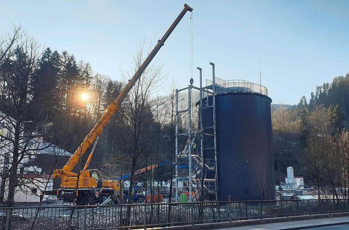 Derzeit wird am neuen Faulturm der Schramberger Kläranlage am Rappenfelsen der Treppenturm aufgebaut. Foto: Riesterer