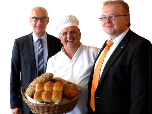 Kurt Scherfer, Dietmar Link und Michael Minder (von links) wissen das echte Bäckerhandwerk zu schätzen. Foto: Cools