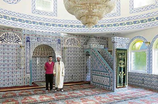 Semih Karabacak aus Calw-Heumaden und der Imam der Hirsauer Moschee Mehmet Tas. Foto: Schuon