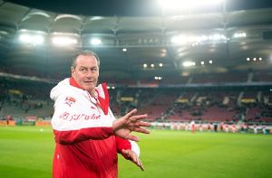 VfB-Trainer Huub Stevens kann am Sonntagnachmittag im Spiel gegen Bremen nahezu aus dem Vollen schöpfen. Foto: dpa