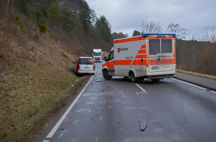 Fahrer hat Gesundheitsprobleme: Unfall legt Bundesstraße in Horb lahm