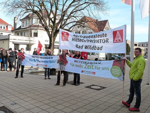 Mit Transparenten demonstrierten Metallarbeiter aus der Region in Horb. Fotos: Begemann Foto: Schwarzwälder Bote