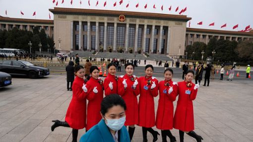 Hostessen posieren vor einer Sitzung des Chinesischen Nationalen Volkskongresses (NVK) vor der Großen Halle des Volkes. Foto: Ng Han Guan/AP/dpa