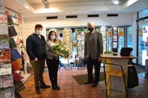 Bürgermeister Siegfried Scheffold (rechts) gratulierte Antonia Lamendola-Hofferberg  und ihrem Mann Arthur  zur Geschäftsübernahme. Foto: Kornfeld