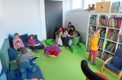 Zum Anschauen von Kinderbüchern und für das Vorlesen haben Erziehrinnen und Kinder genügend gemütliche Möglichkeiten. Foto: Stadt Bad Dürrheim