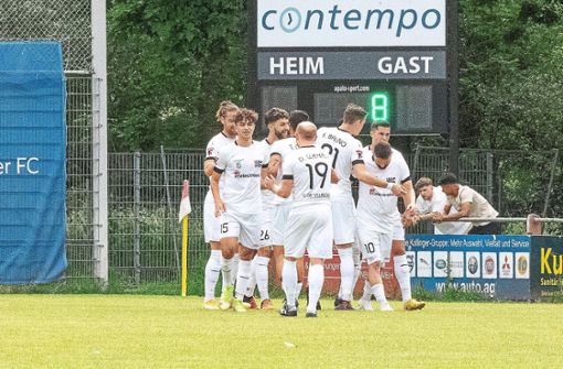 Die Villinger Spieler bejubeln Ibrahima Diakites Treffer zum 2:0. Am Ende besiegten sie den Freiburger FC auswärts mit 3:1. Foto: Eibner