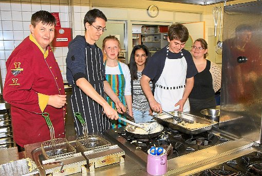 Jugendreferentin Bianca Knospe (rechts) freute sich über die Kochkünste der Jugendlichen. Foto: Kraushaar Foto: Schwarzwälder-Bote