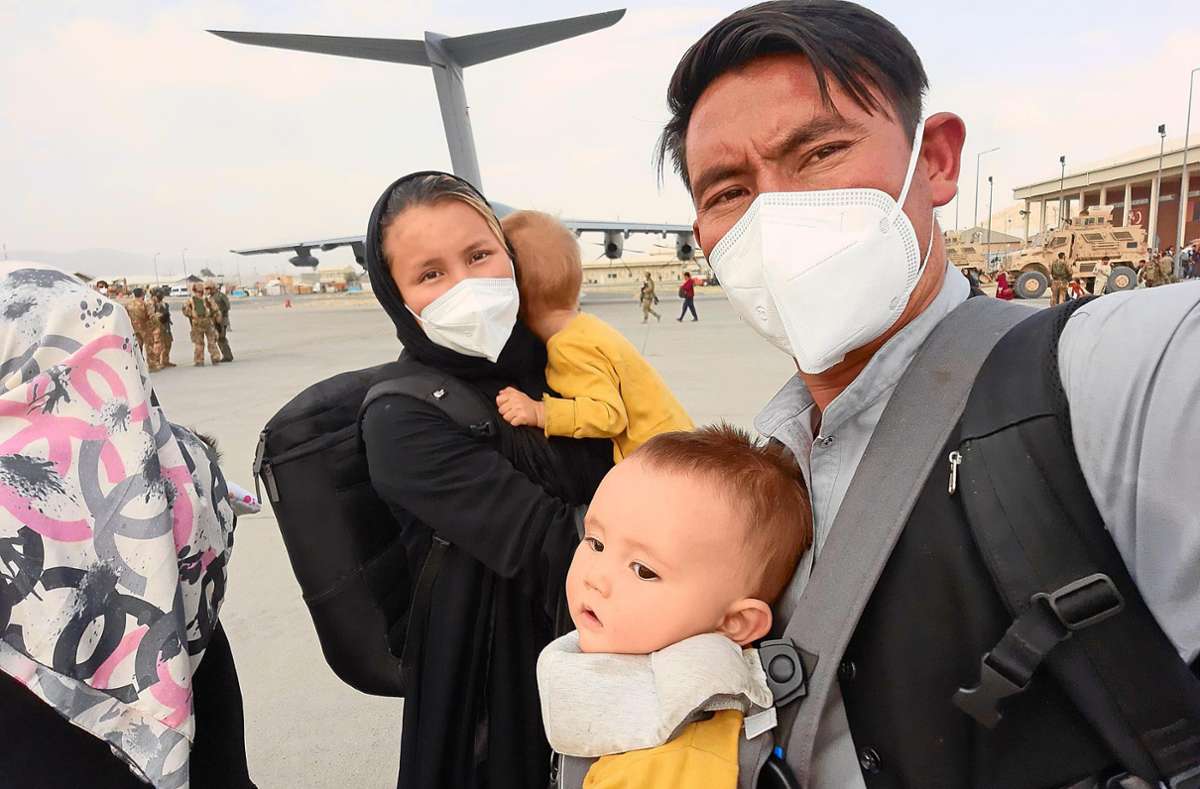 Über den internationalen Evakuierungseinsatz auf dem Kabuler Flughafen verlässt die Familie am 22. August 2021 ihr Heimatland.