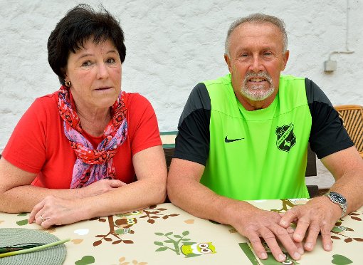 Sie leben  für den Jugendfußball: Elvira und Adolf Walz  Foto: Morlok Foto: Schwarzwälder-Bote