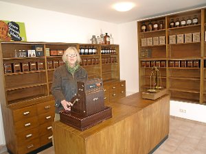 Irmhild Mannsfeld freut sich auf ihren Museumsladen. Die Einrichtung stammt aus den 50er-Jahren und kommt aus der früheren Calwer Drogerie Bernsdorff. Foto: Hölle