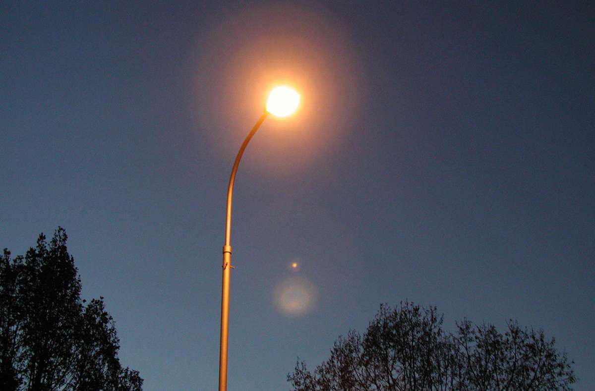 Die Straßenbeleuchtung bleibt in Mönchweiler doch eingeschaltet. Foto: © PDPhotos – Pixabay