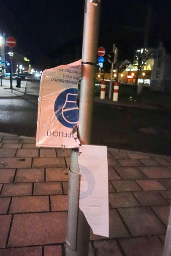 Unbekannte zerstörten  die unter anderem in der Bad Wildbader  König-Karl-Straße angebrachten Schilder zur generellen Maskenpflicht. Foto: Schabert