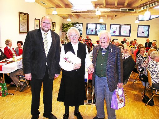 Beim Obernheimer Seniorennachmittag hat Bürgermeister Josef Ungermann (links) die beiden 87-jährigen Katharina Beppler und Richard Weber geehrt. Foto: Hoffmann Foto: Schwarzwälder-Bote