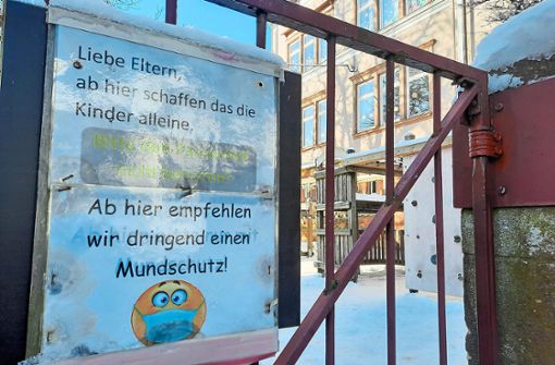 Kinderalltag in Coronazeiten. Die Schulen im Kreis sind alle offen, hier das Tor zur Hartranftschule in Freudenstadt. Foto: Rath
