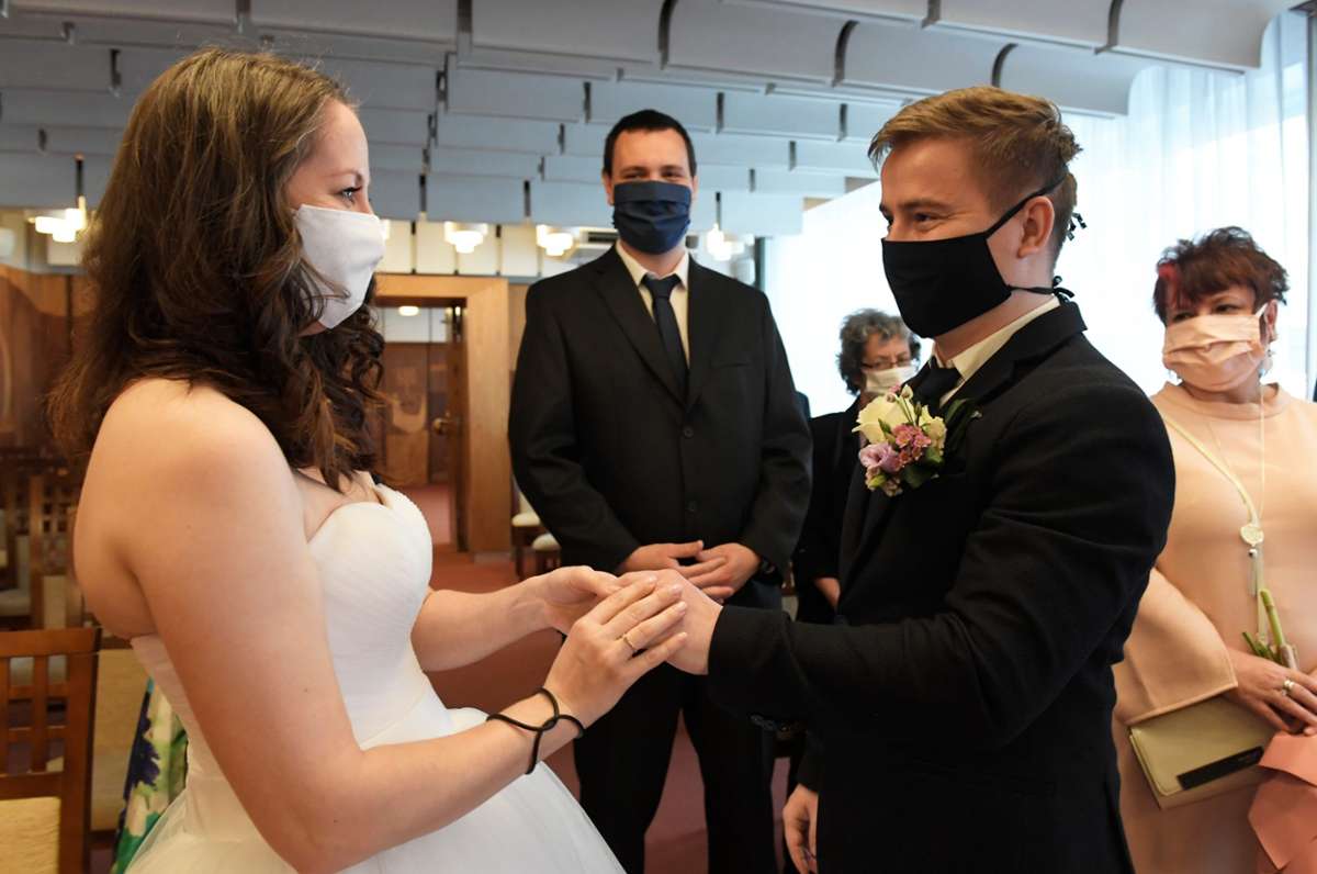 Bei Hochzeiten muss die Maskenpflicht eingehalten werden. (Symbolbild) Foto: dpa