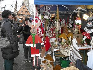 Holzobjekte wie diese lustigen Gesellen gehörten zum Angebot beim Gechinger Weihnachtsmarkt.  Foto: Selter-Gehring Foto: Schwarzwälder-Bote
