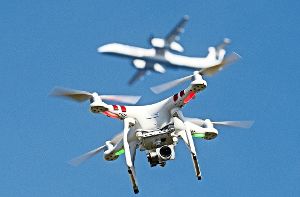 Der Drohnen-Boom gefährdet auch die Flugsicherheit. Vor allem Hobbyflieger halten sich nicht an die Flugverbotszonen – oft, weil sie die gesetzlichen Regeln nicht kennen. Foto: dpa