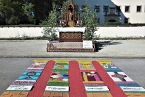 Wie jedes Jahr haben freiwillige Helfer zum Fronleichnamstag in Geislingen vier herrliche Blumenteppiche geschaffen. Unser Bild zeigt jenen vor dem Schloss.  Foto: Schreiber