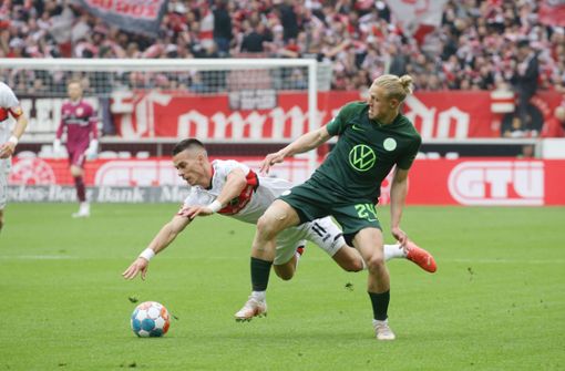Erik Thommy kommt zu Fall – und der VfB Stuttgart gegen den VfL Wolfsburg (hier Xaver Schlager) nicht richtig in Gang. Foto: Baumann/Hansjürgen Britsch