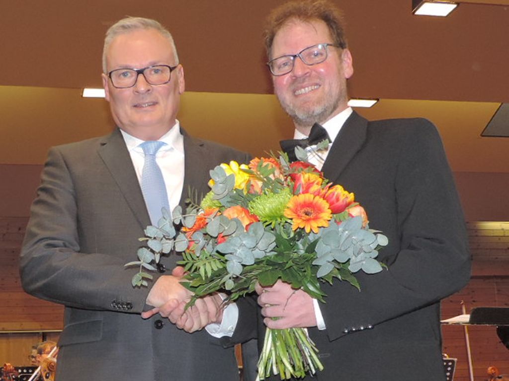 Bürgermeister Michael Rieger dankt Dirigent Michael Berner für seine Leistung.