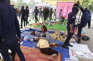 Die Polizei in Kambodscha hat am Samstag ein Protest-Camp der streikenden Textilarbeiter geräumt. Foto: dpa