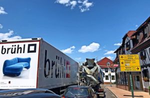 Dicht an dicht rollen die Lastwagen durch Friesenheim entlang der B 3. Ein Zustand, den die Anwohner nicht länger hinnehmen wollen. Foto: Bohnert-Seidel