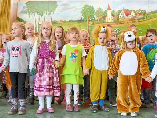 Die Kinder singen vom Löwen, der nicht schreiben kann. Foto: Schwarzwälder-Bote
