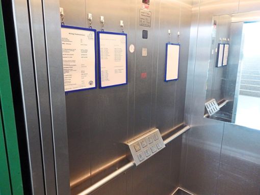 Viele Bewohner können keine Treppen laufen und sind auf den Aufzug angewiesen. Foto: Fritsche